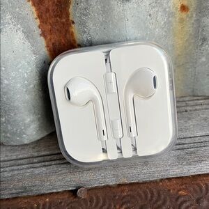 Apple Corded Wired EarPods with Built-in Remote 3.5mm Plug - NIB